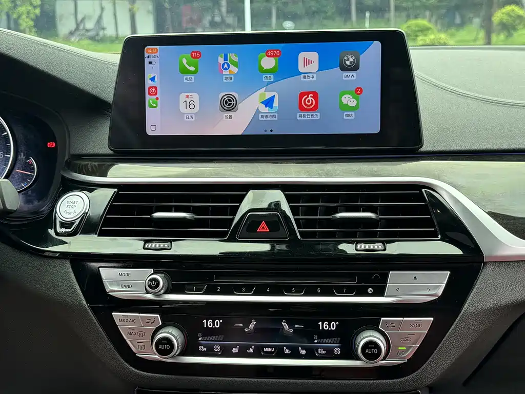 BMW 5 Series 2018 — фото 17