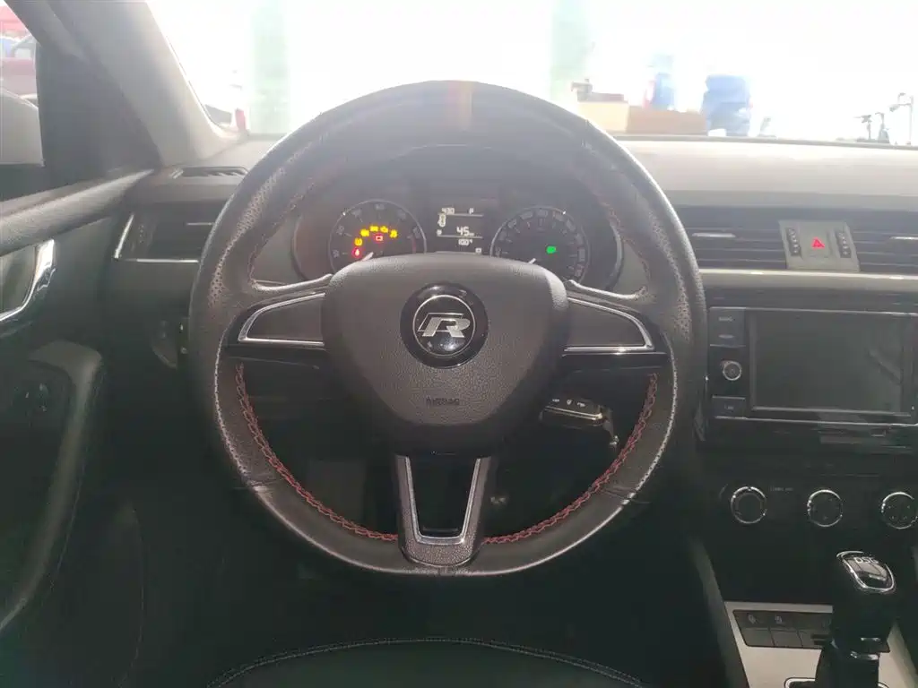 Skoda Octavia 2018 — фото 11