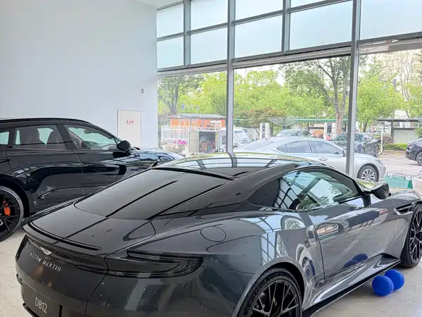 Aston Martin DB12 2025
