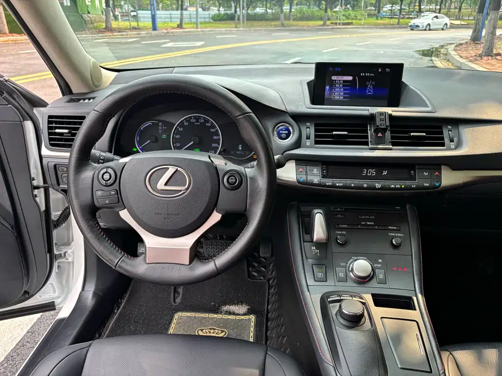 Lexus CT 2018 — фото 20