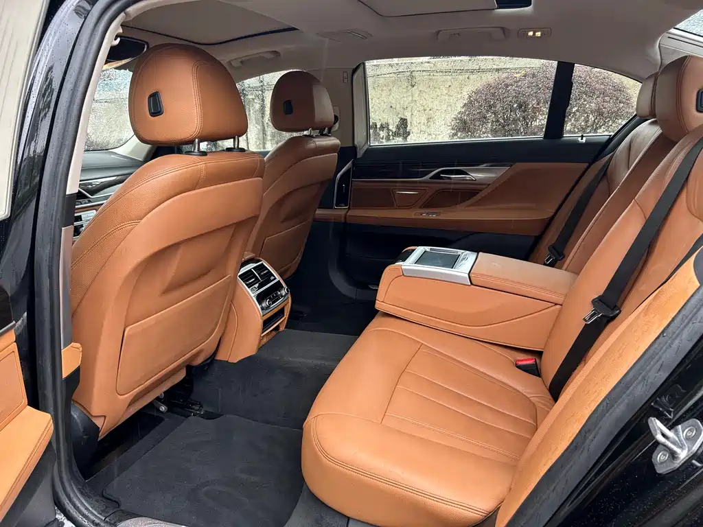 BMW 7 Series 2017 — фото 11
