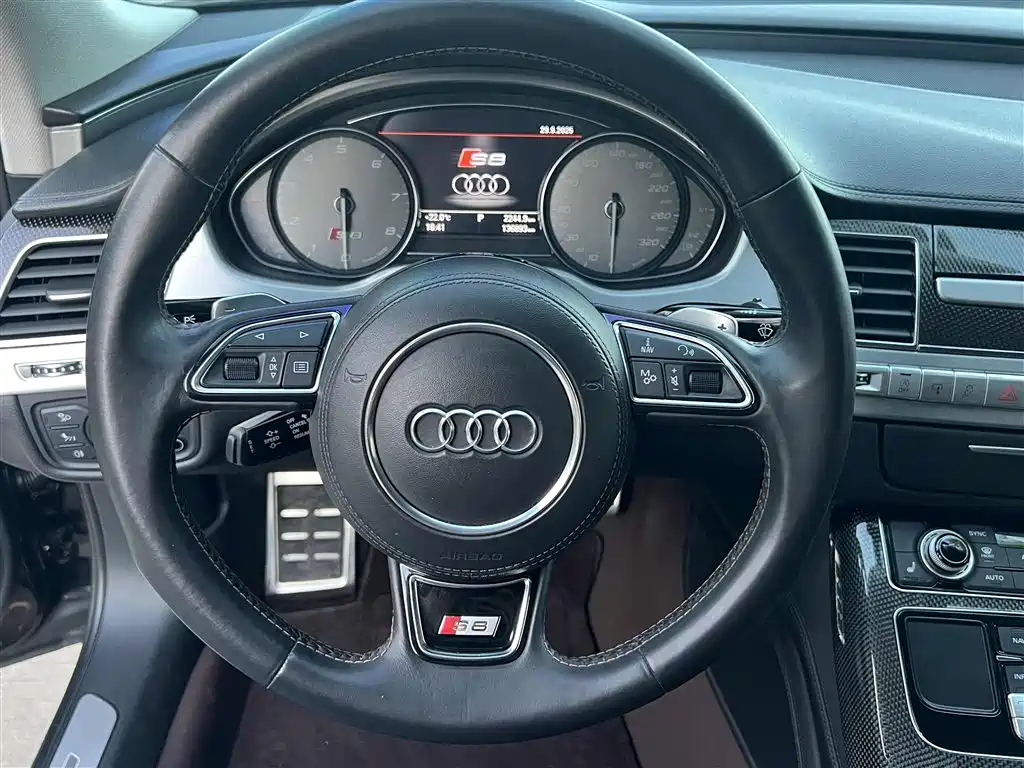 Audi S8 2013 — фото 10