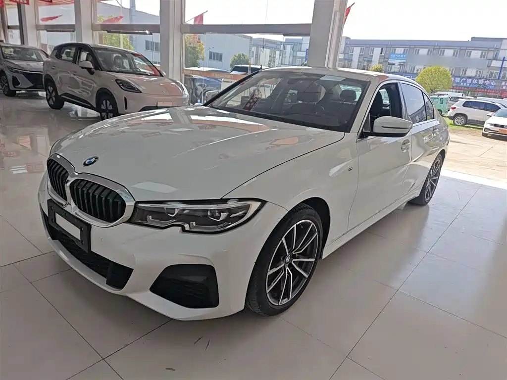 BMW 3 Series 2022 — фото 1