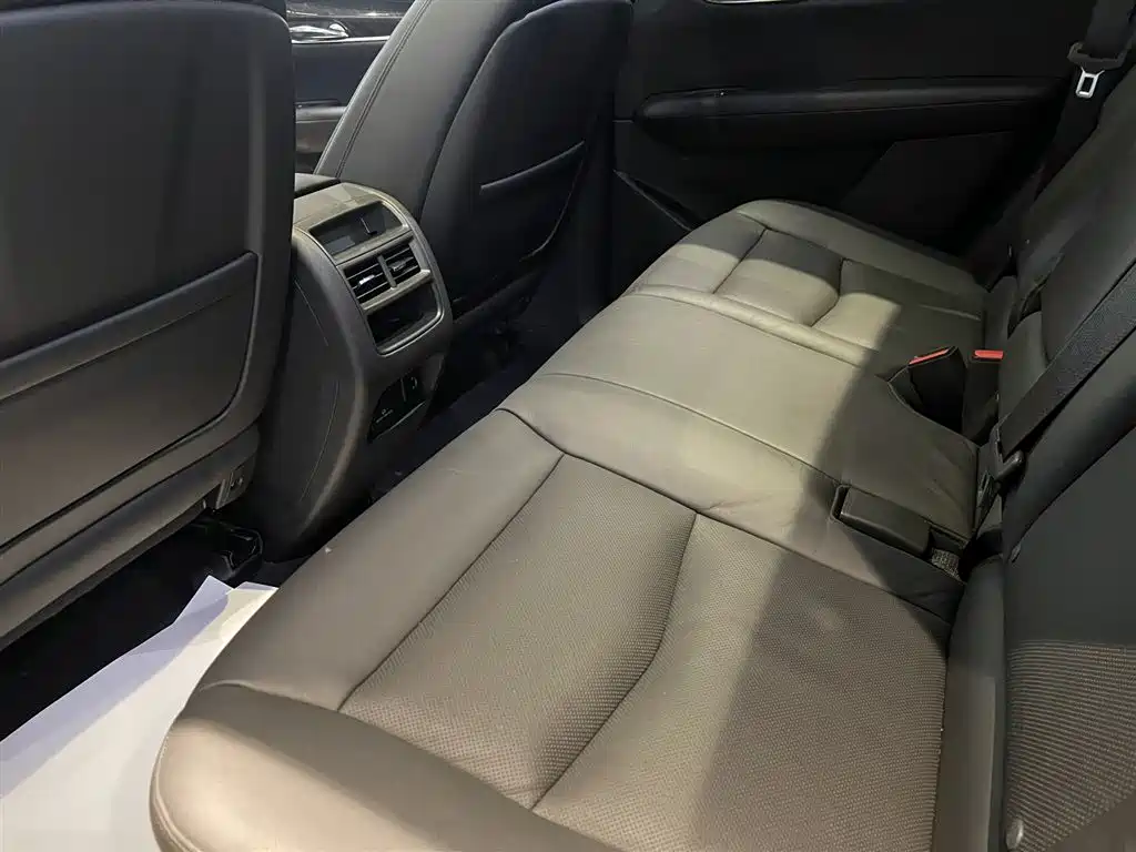 Cadillac XT5 2016 — фото 16