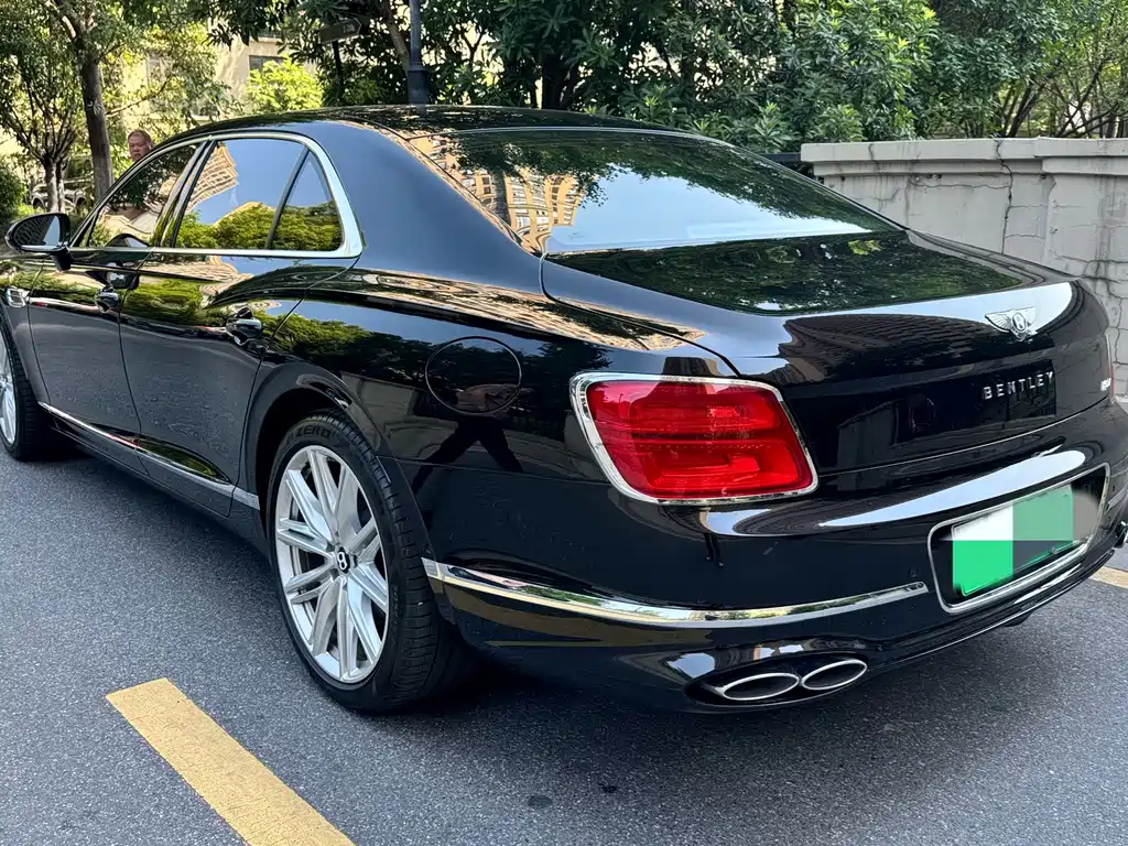 Bentley Flying Spur Plug-In Hybrid 2024 — фото 2