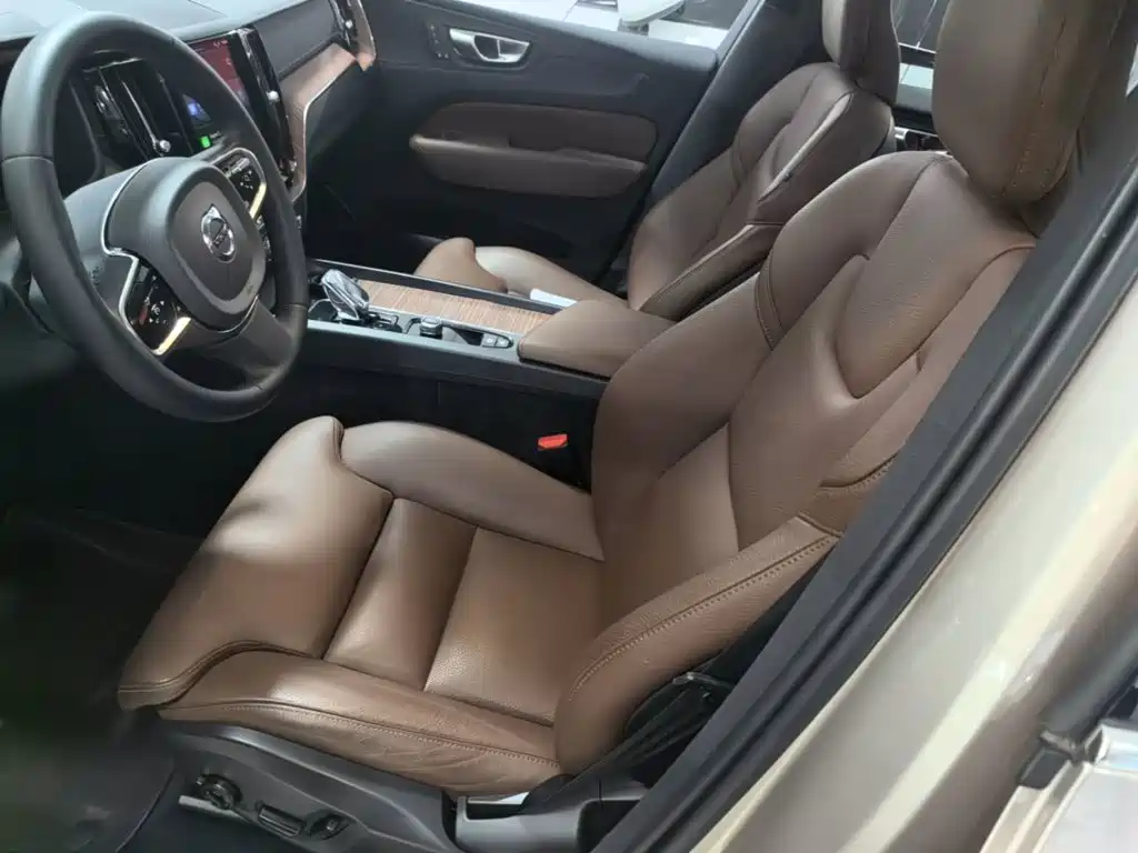 Volvo XC60 2023 — фото 15