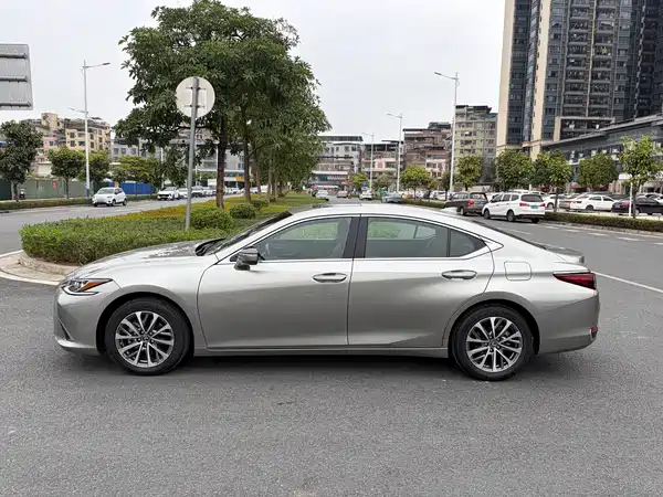 Lexus ES 2023