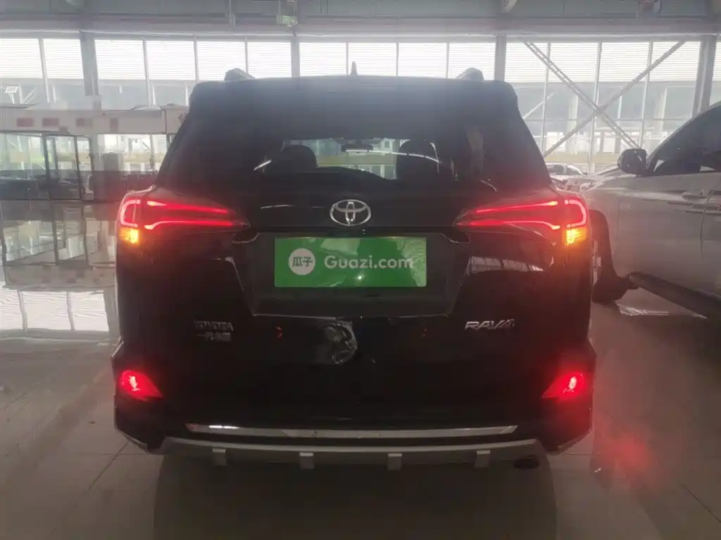 Toyota RAV4 2018 — фото 4