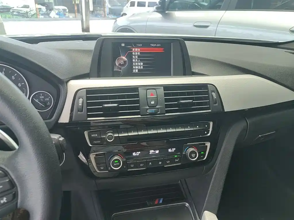 BMW 3 Series 2017 — фото 13