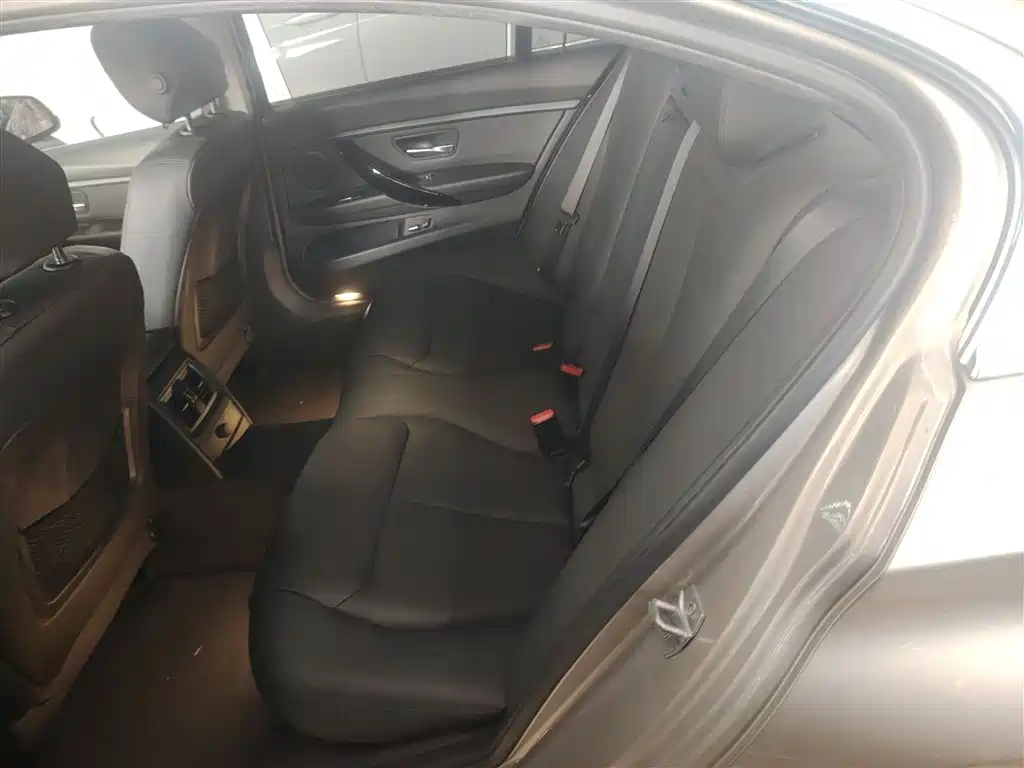 BMW 3 Series 2017 — фото 13