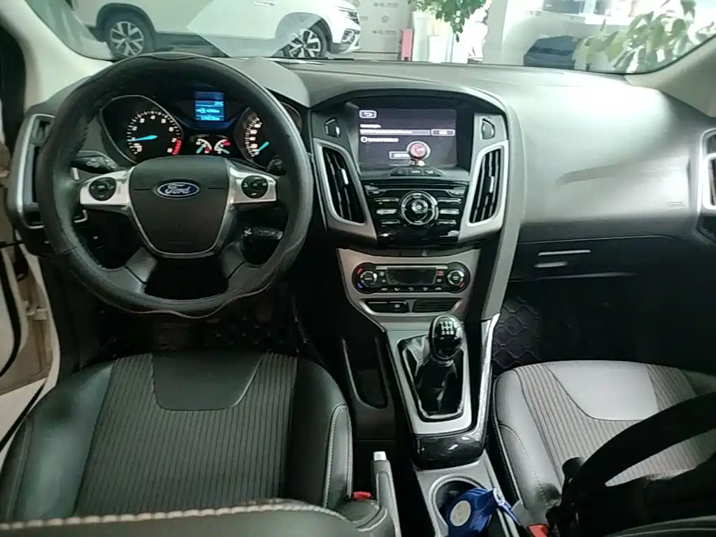 Ford Focus 2015 — фото 10