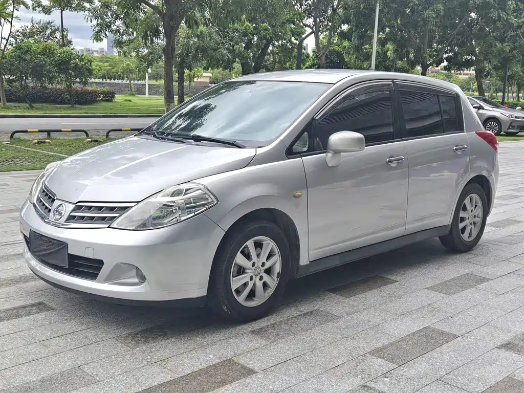 Nissan Tiida 2010 — фото 2