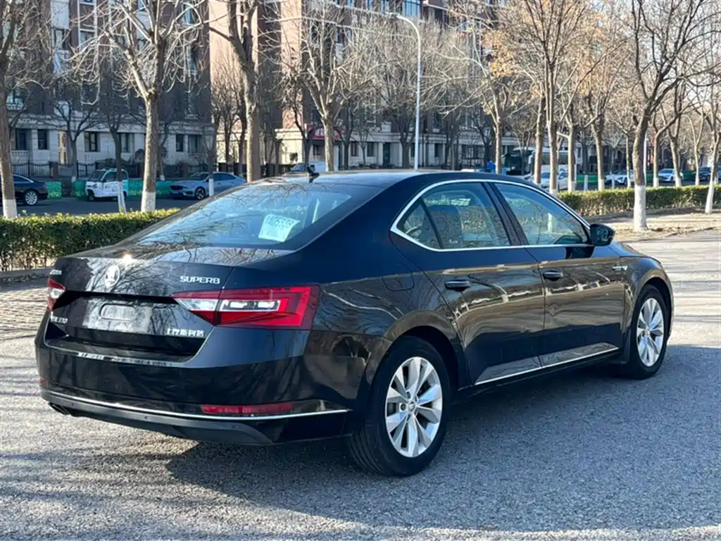 Skoda Superb 2018 — фото 10