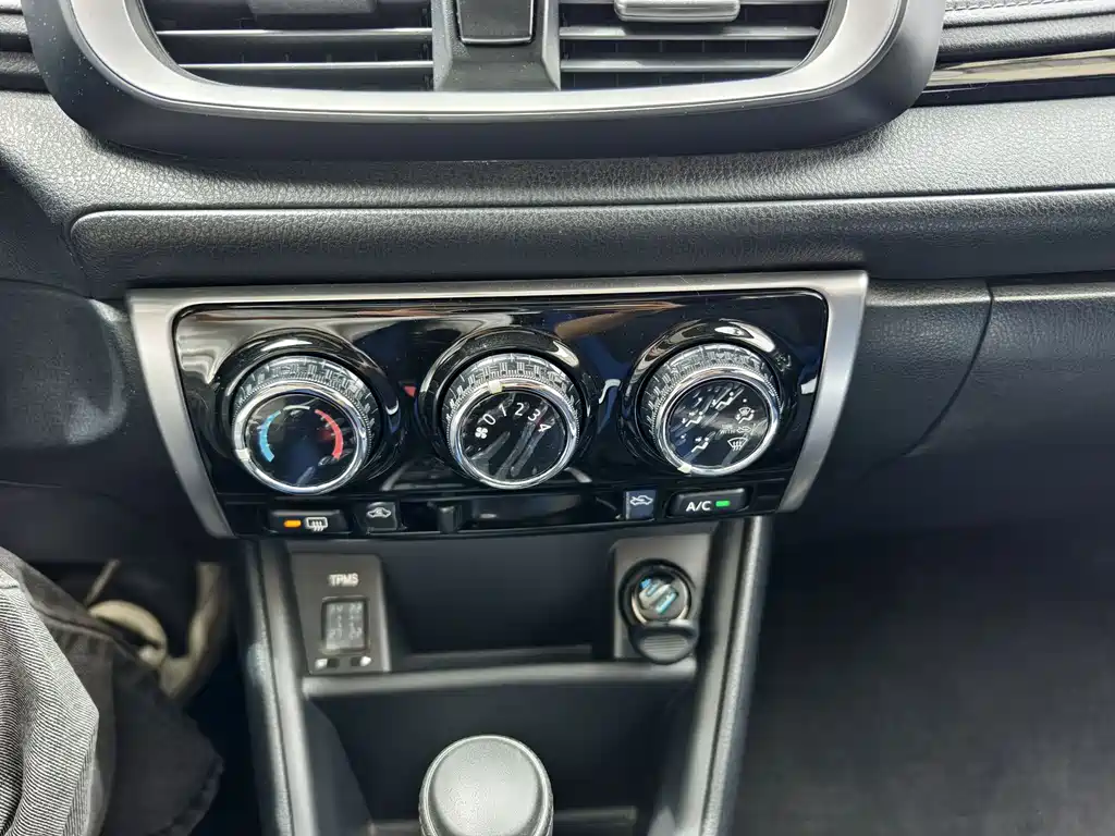 Toyota Yaris L 2019 — фото 15