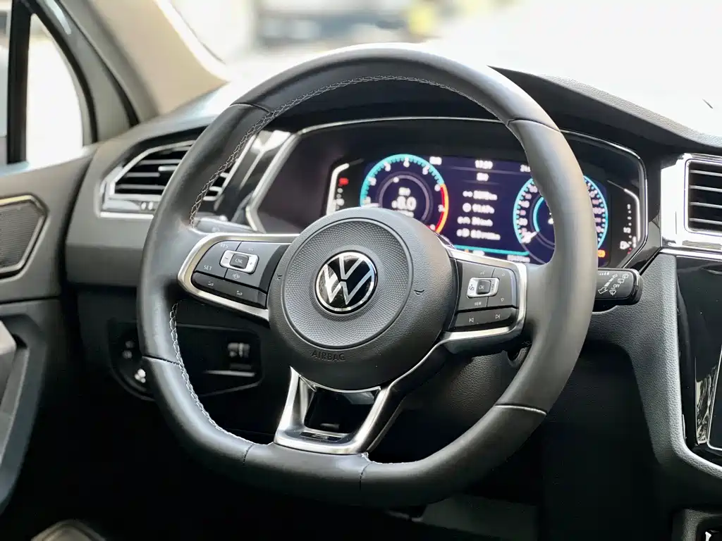 Volkswagen Tiguan L 2021 — фото 11