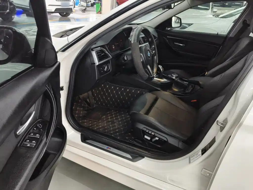 BMW 3 Series 2018 — фото 12