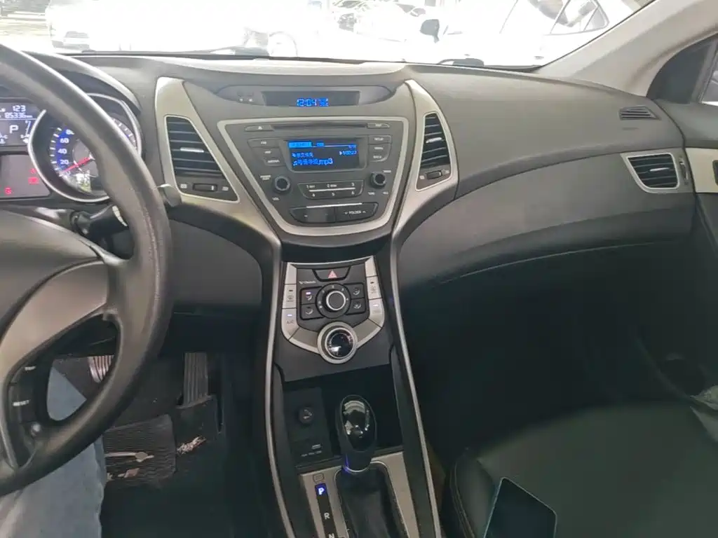 Hyundai Elantra Langdong 2018 — фото 10