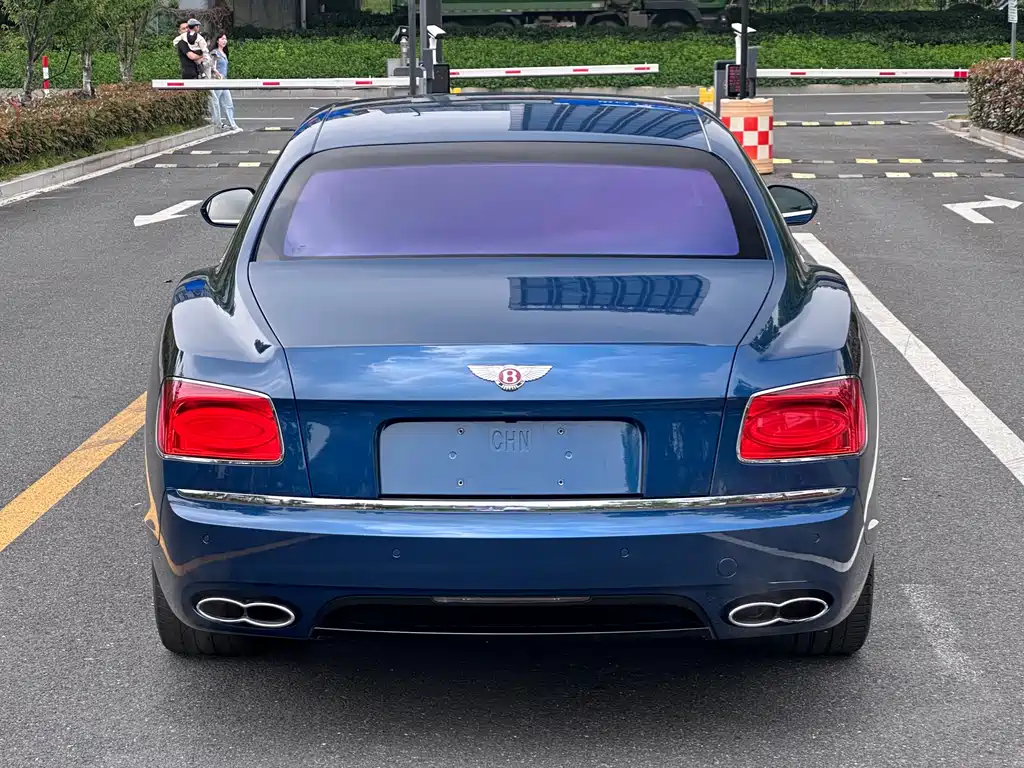 Bentley Flying Spur 2018 — фото 9