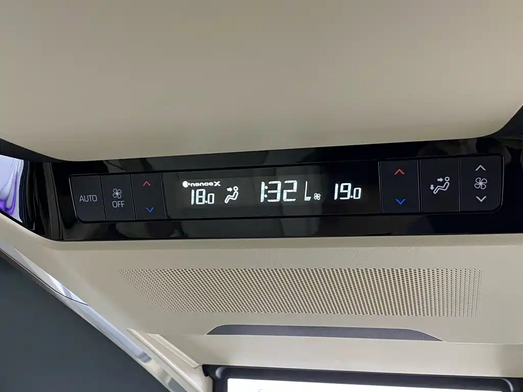 Toyota Alphard 2024 — фото 25
