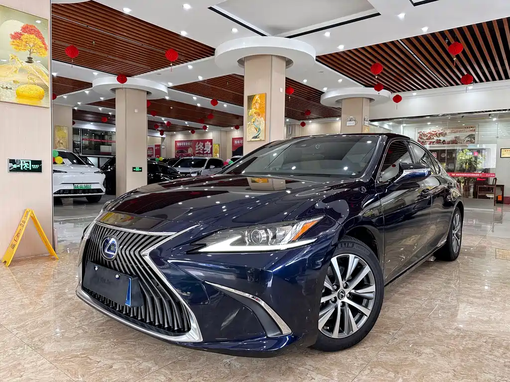 Lexus ES 2021 — фото 1