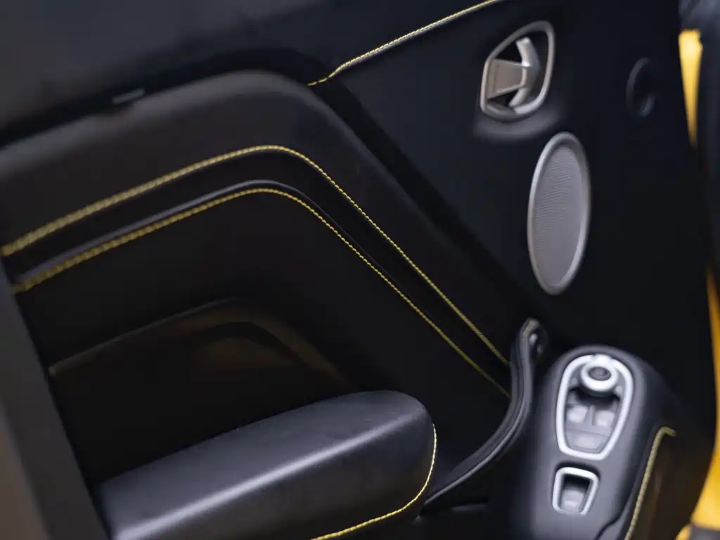 Aston Martin V8 Vantage 2022 — фото 10