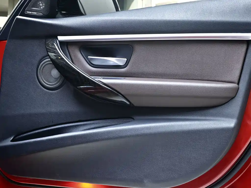 BMW 3 Series 2018 — фото 16