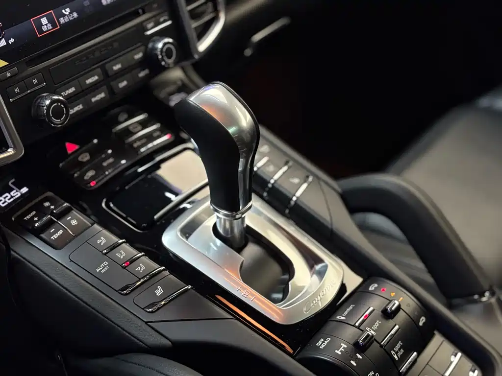 Porsche Cayenne 2017 — фото 10