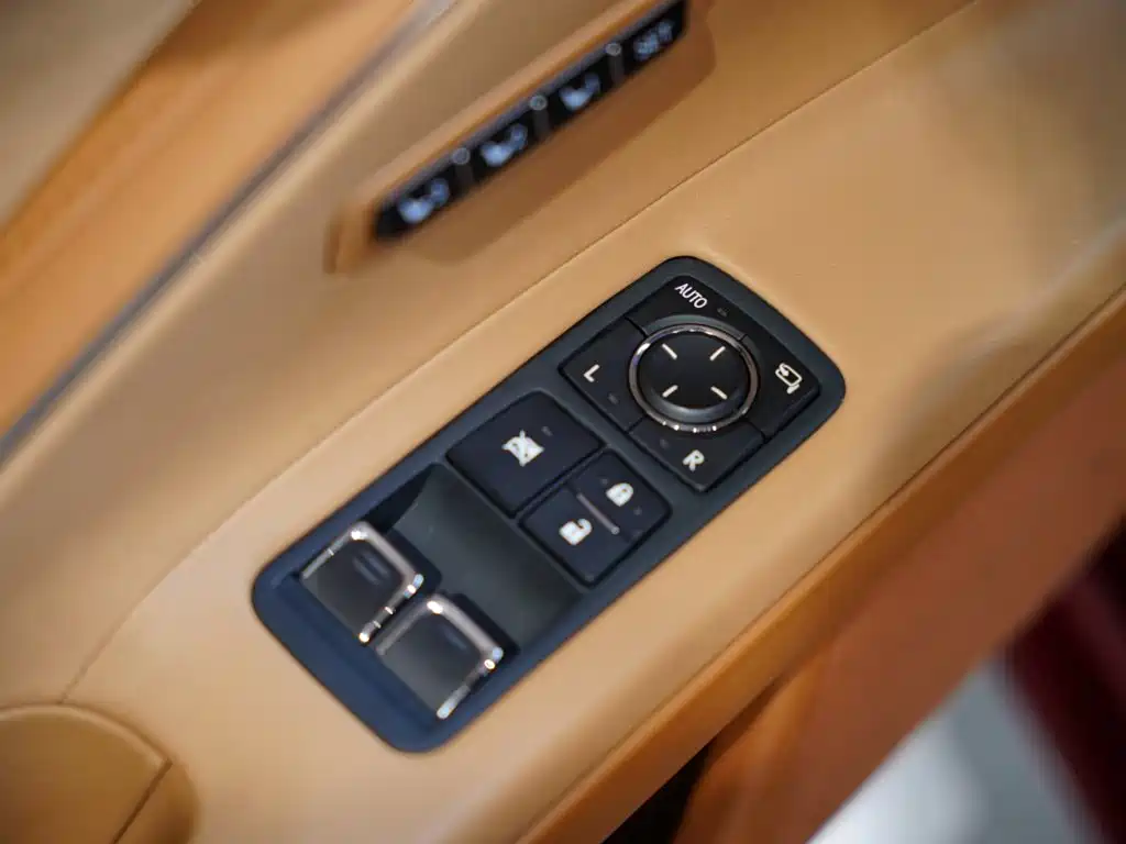 Lexus LC 2018 — фото 18