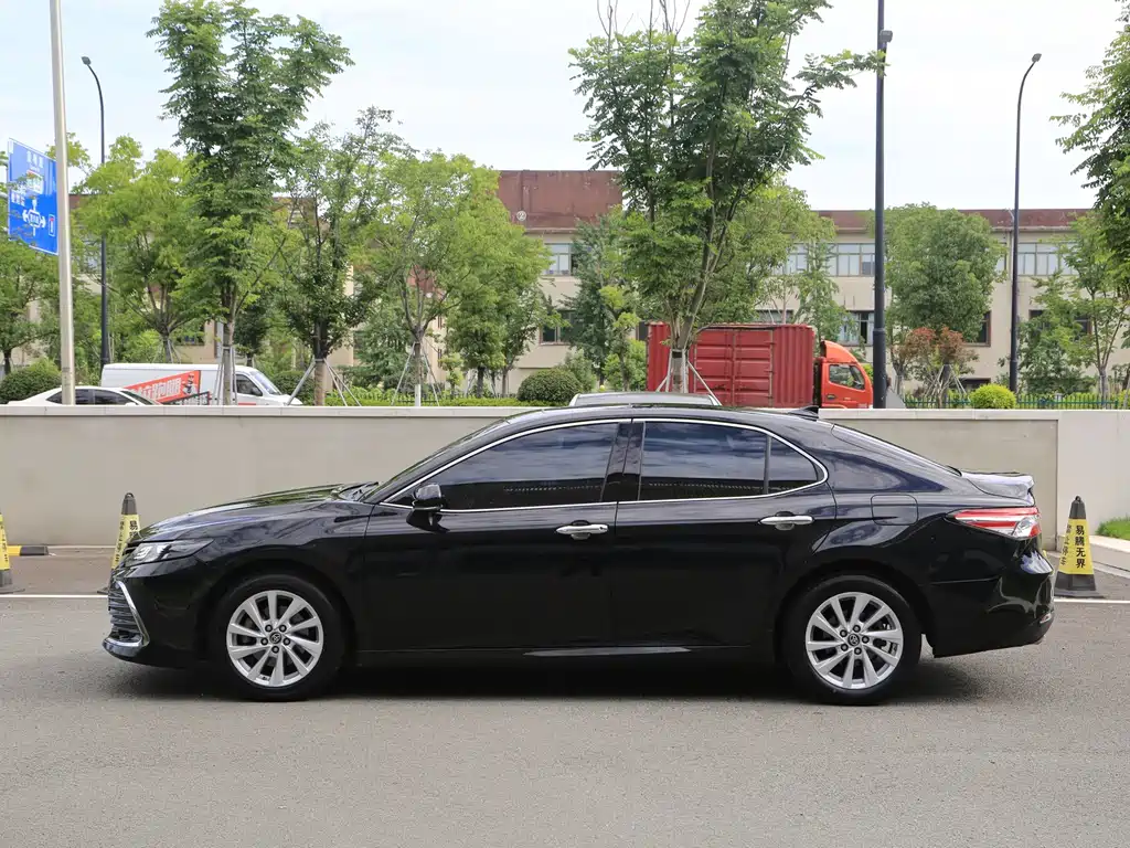 Toyota Camry 2022 — фото 16