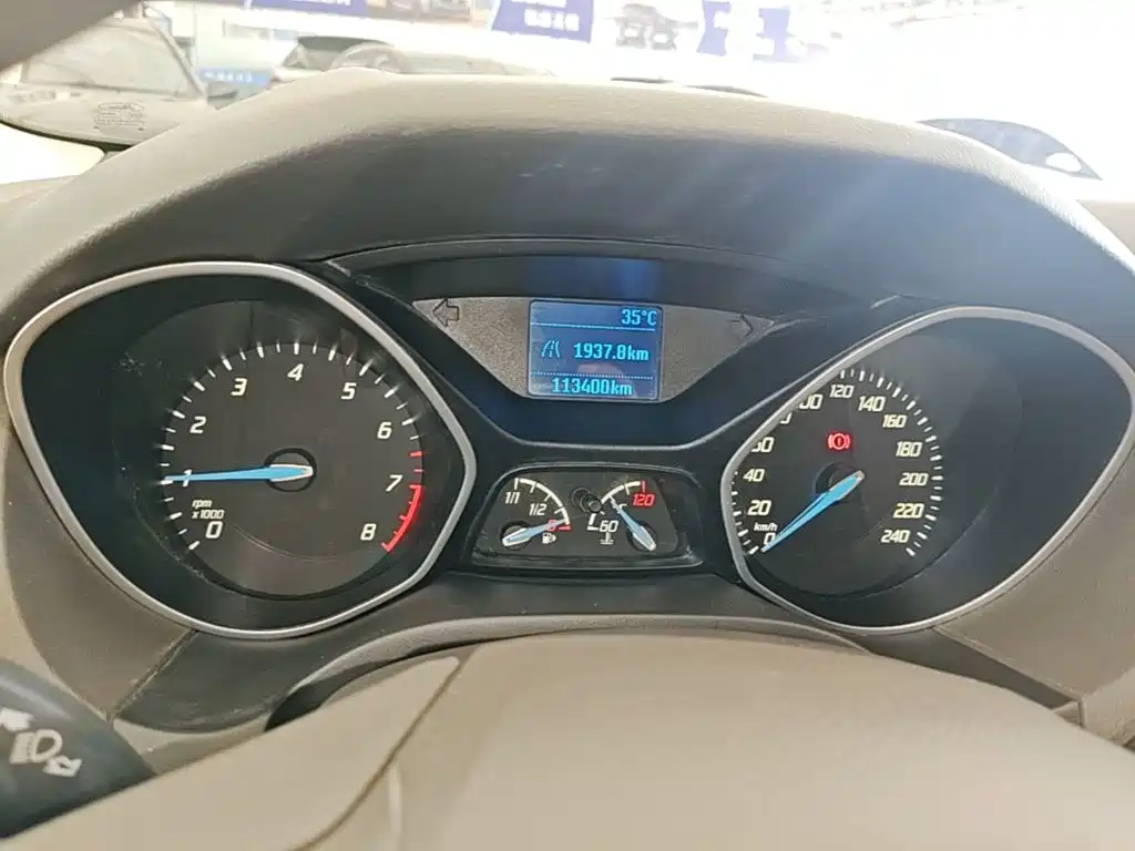 Ford Focus 2015 — фото 12