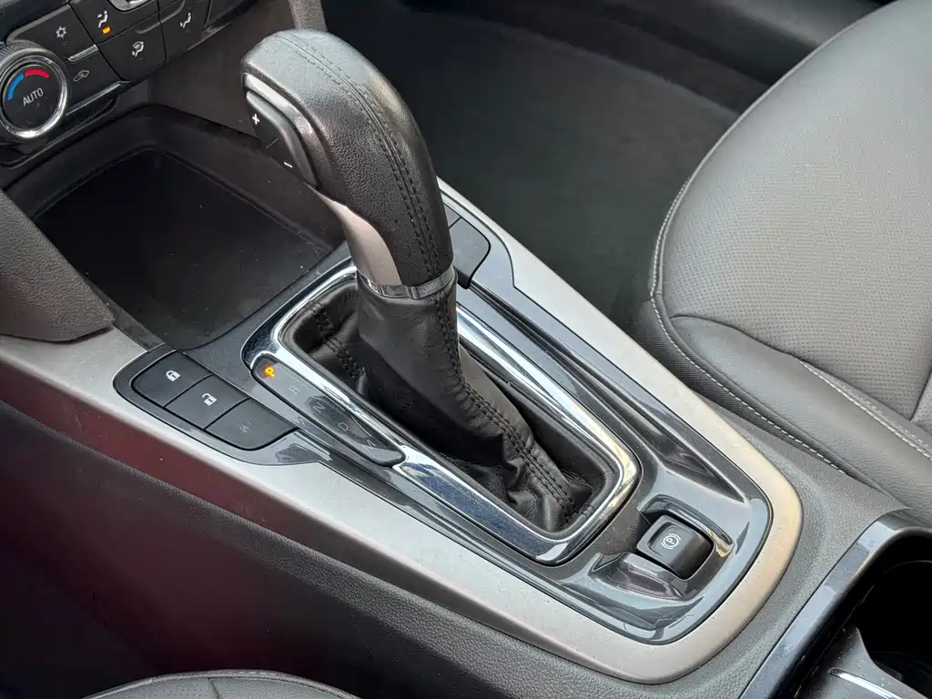 Chevrolet Malibu 2016 — фото 11