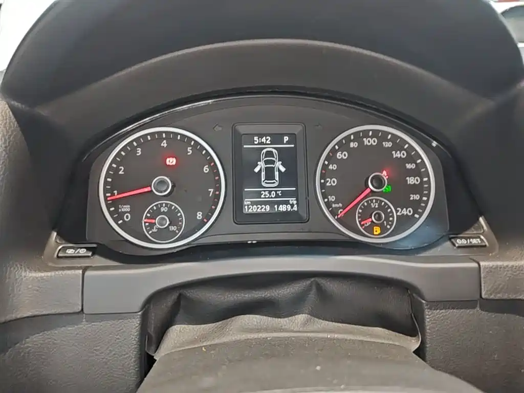 Volkswagen Tiguan 2015 — фото 12