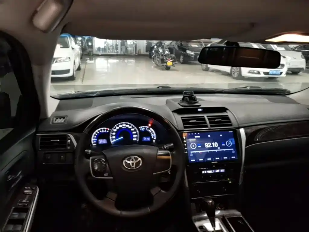 Toyota Camry 2016 — фото 10