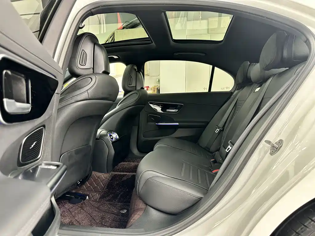 Mercedes-Benz C-Class 2023 — фото 9