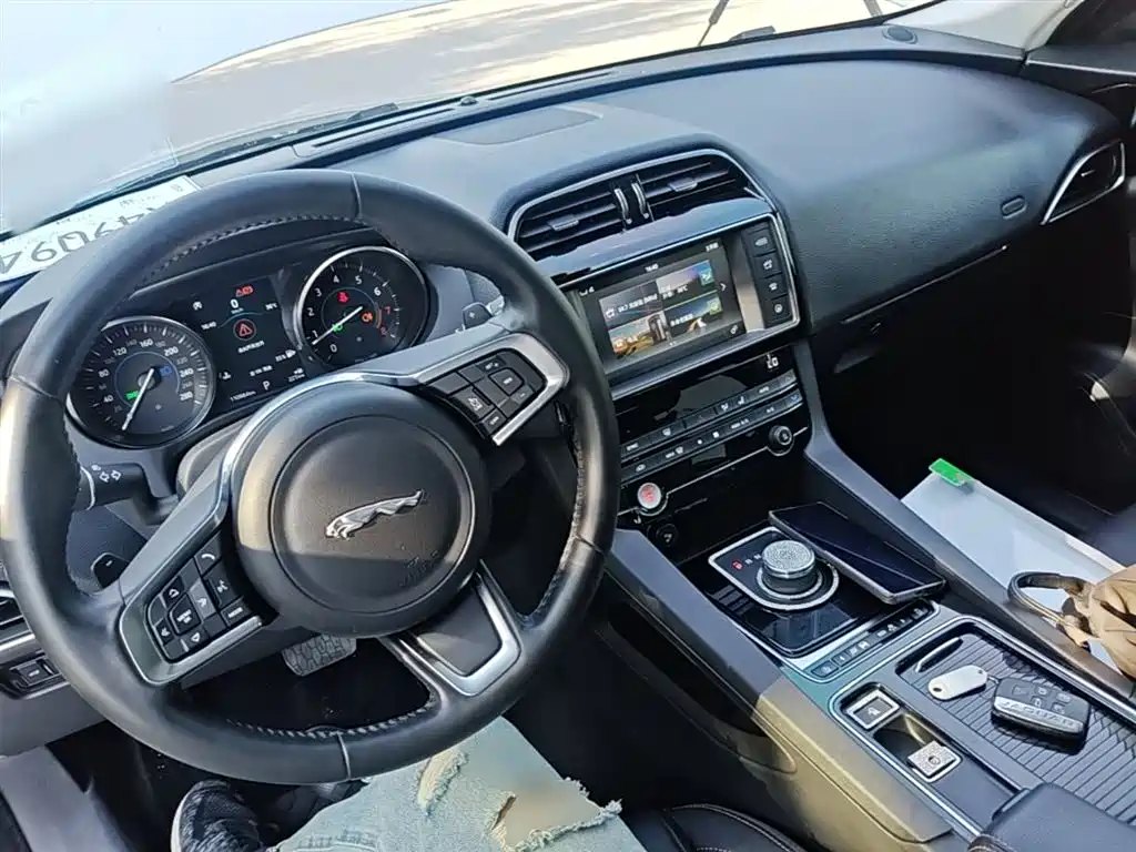 Jaguar F-PACE 2018 — фото 10