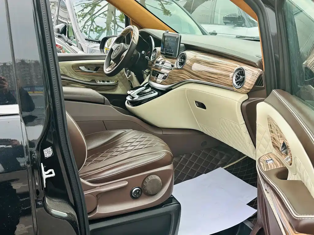 Mercedes-Benz V-Class 2019 — фото 26