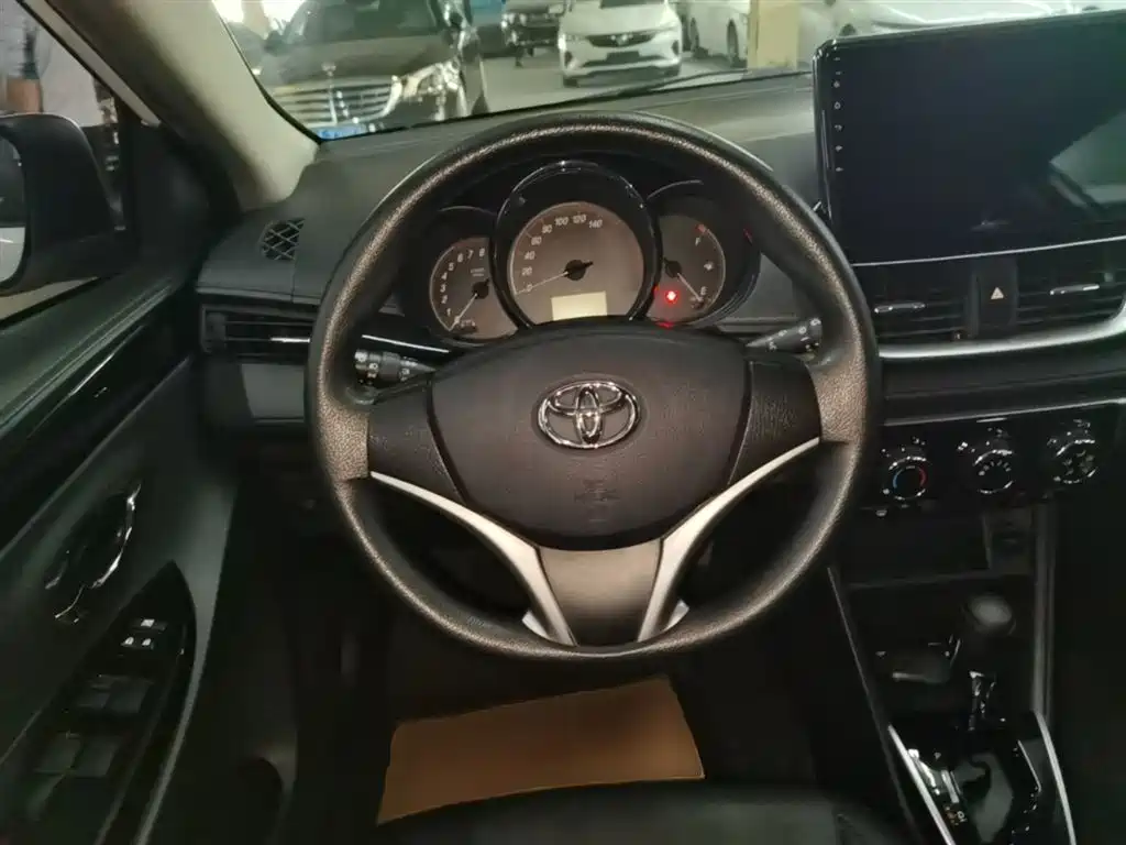 Toyota Yaris L 2020 — фото 11