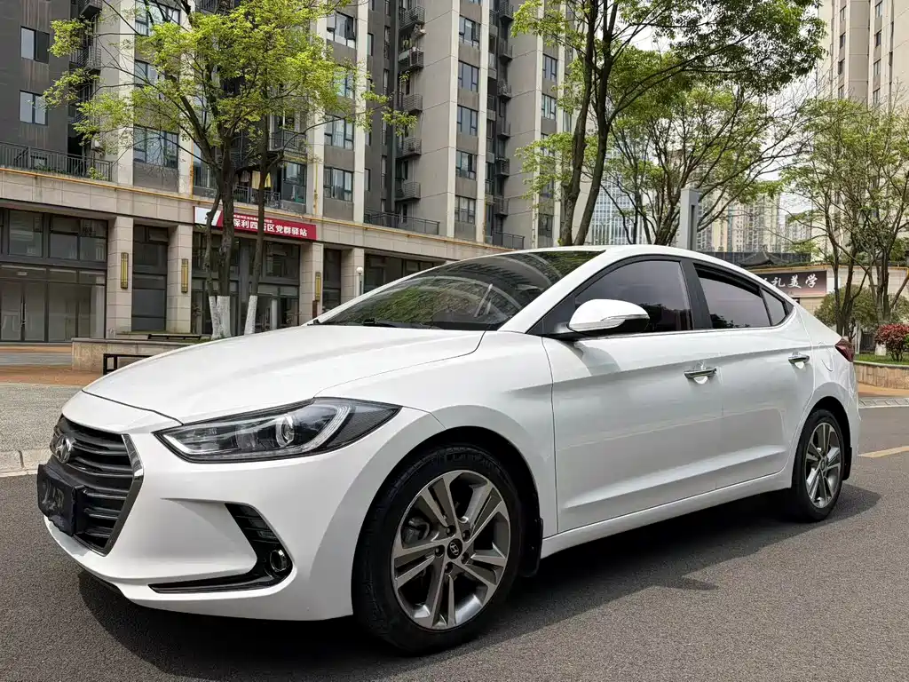 Hyundai Elantra 2018 — фото 1