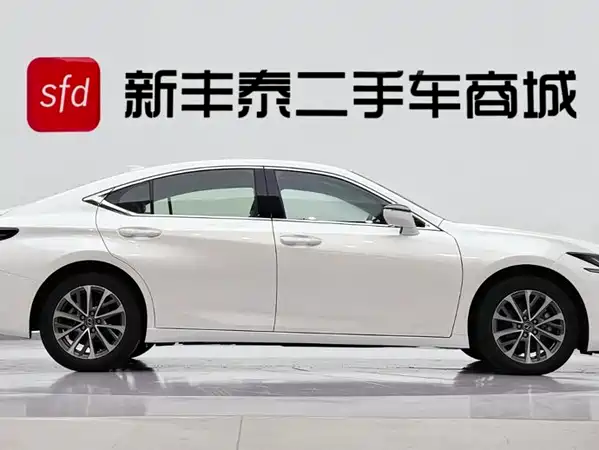 Lexus ES 2025