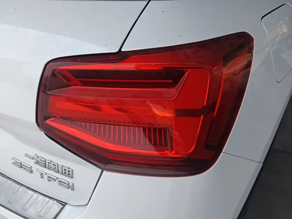 Audi Q2L 2018 — фото 24