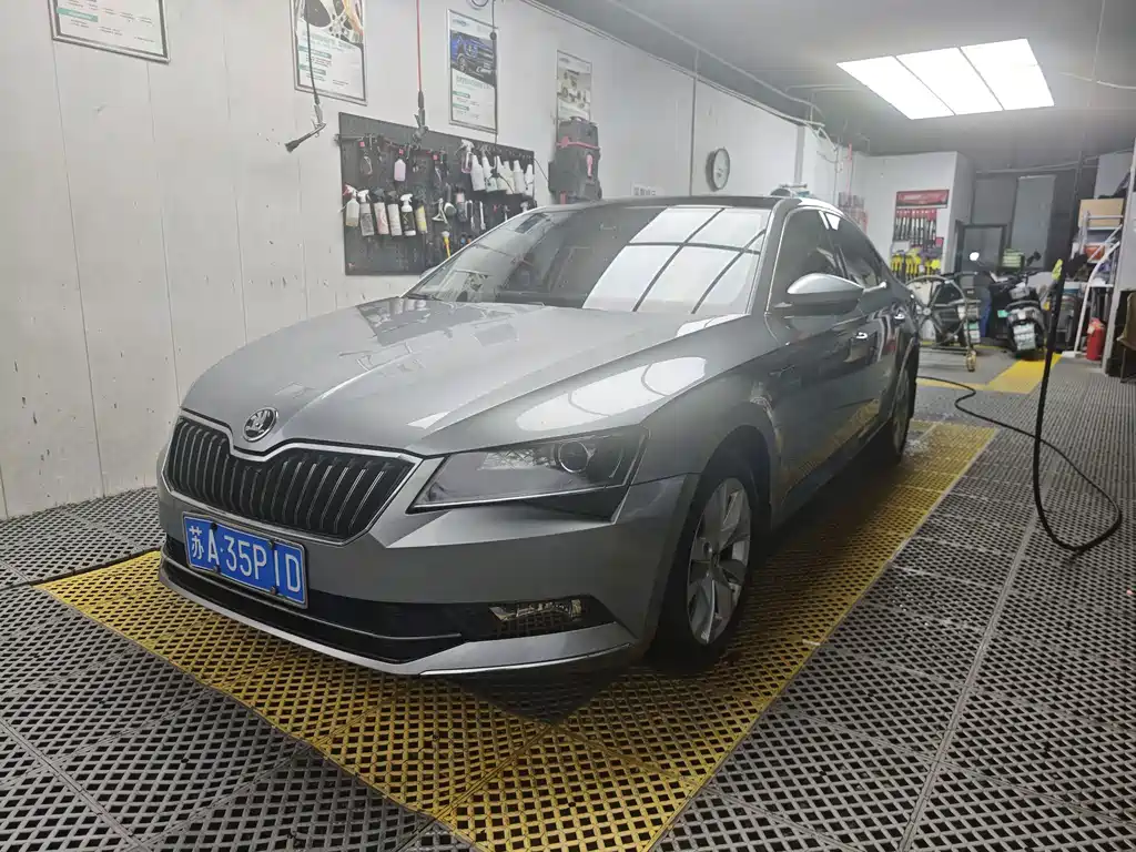 Skoda Superb 2018 — фото 1