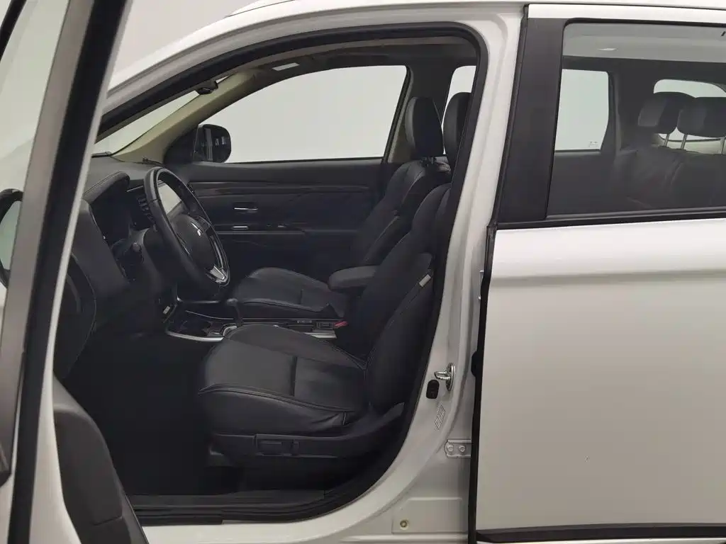 Mitsubishi Outlander 2020 — фото 10