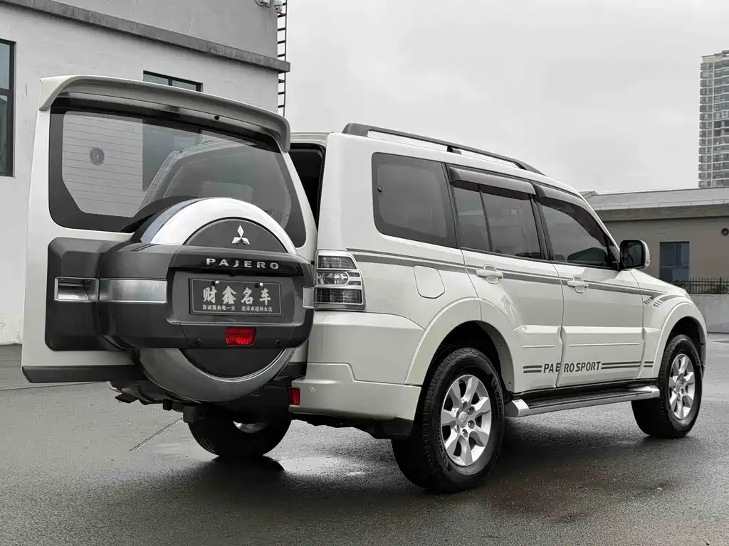 Mitsubishi Pajero 2019 — фото 16