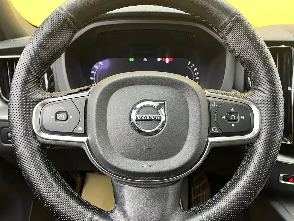 Volvo XC60 2022 — фото 15
