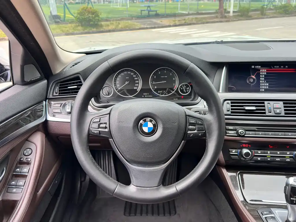BMW 5 Series 2016 — фото 14