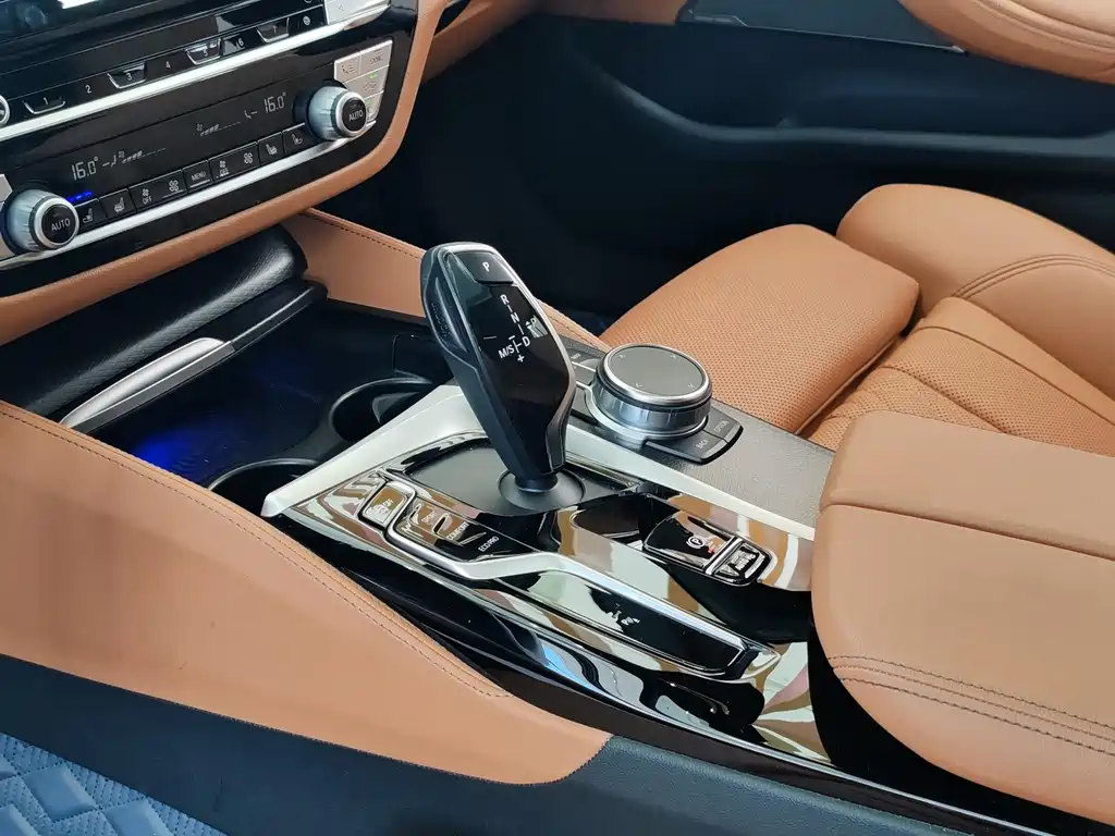 BMW 5 Series 2022 — фото 11