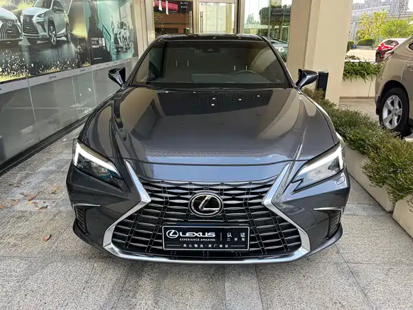 Lexus ES 2025