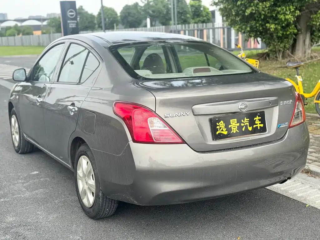 Nissan Sunny 2011 — фото 11