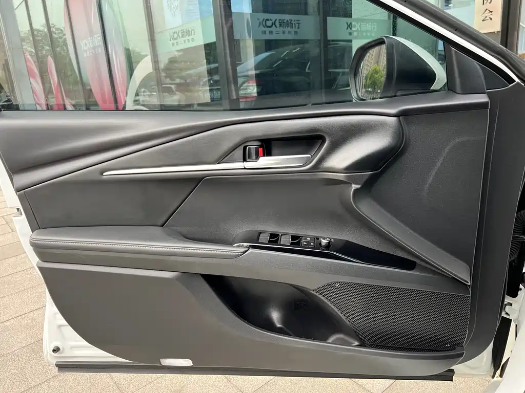 Toyota Camry 2025 — фото 12