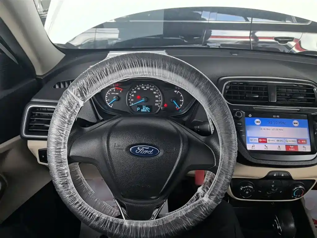 Ford Escort 2018 — фото 10